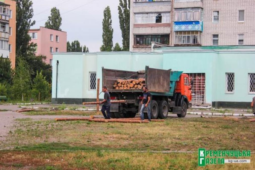 В Кременчуге на месте спорного строительства устанавливают забор