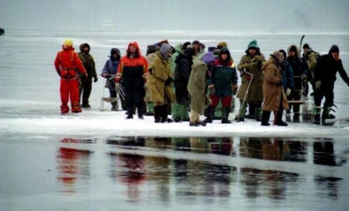 В Полтавской области на оторвавшейся льдине оказались 150 рыбаков