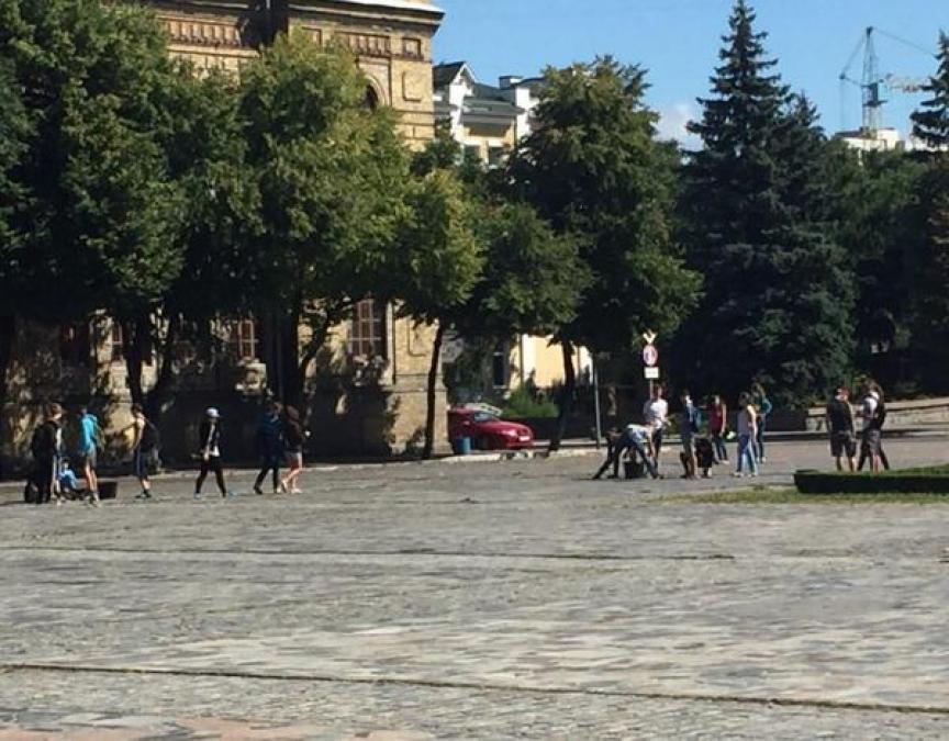Центральную площадь Кременчуга приводят в порядок