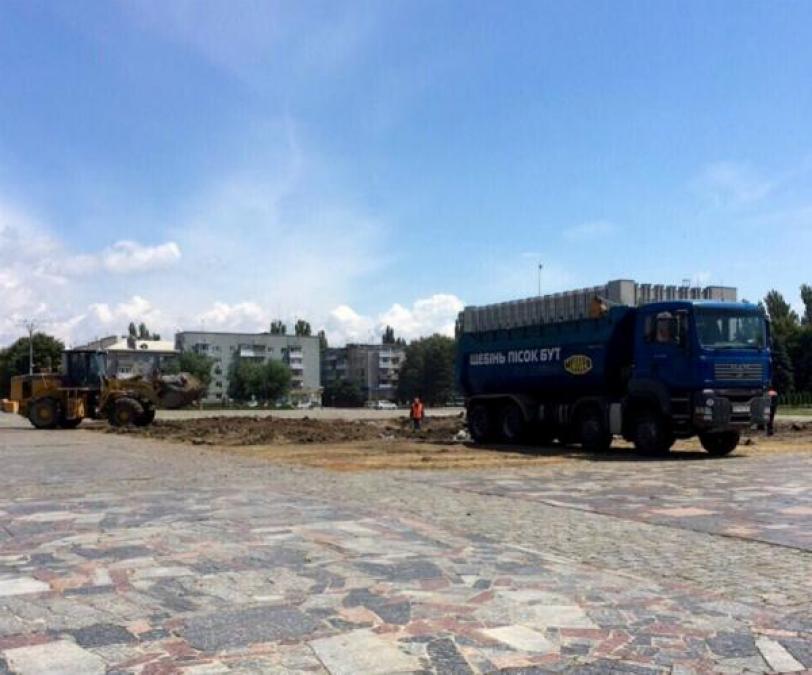 На площади Победы от «стакана» осталось пустое место