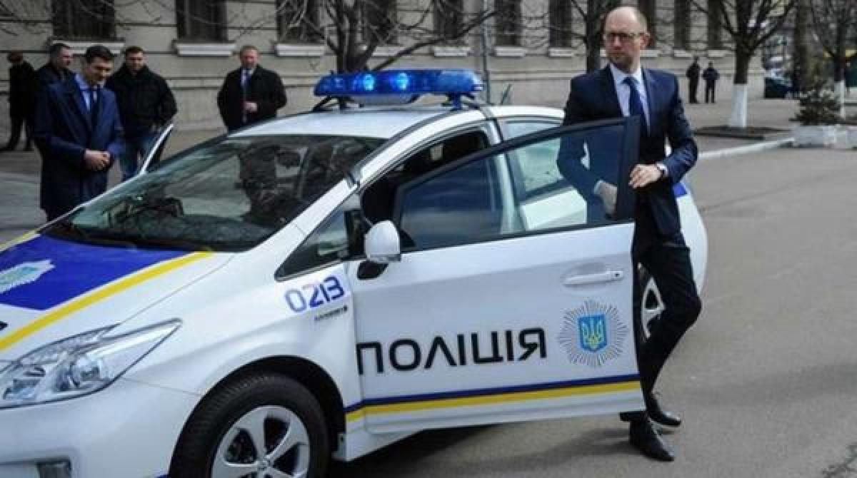 Принимать присягу полиции в Полтаве с Аваковым и Деканоидзе - будет Яценюк