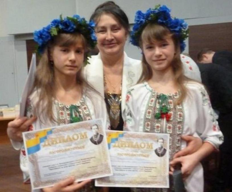 Кременчугских школьниц наградил министр образования Украины