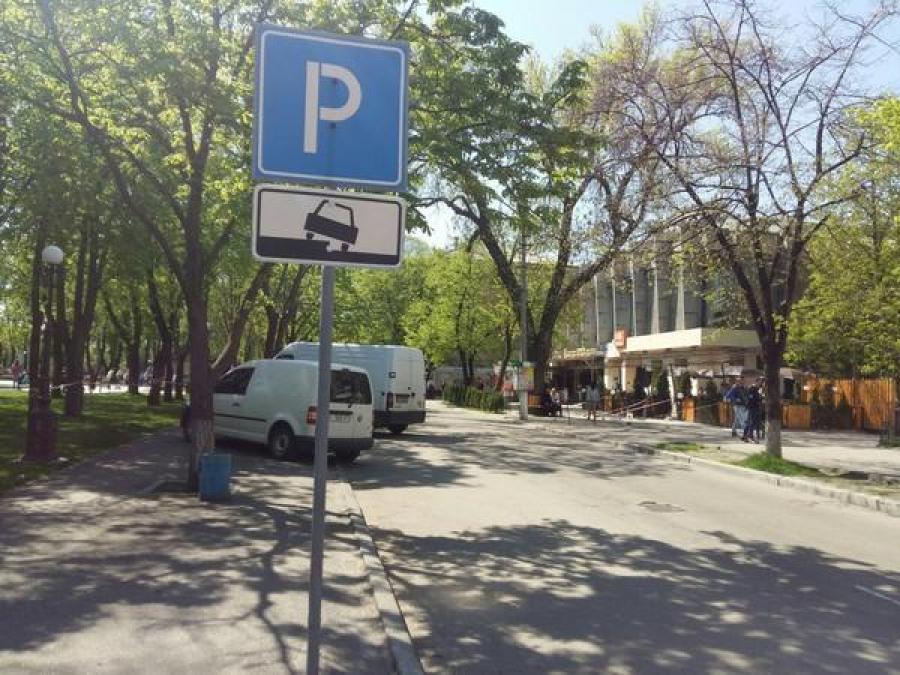 Вдоль или поперек: возле сквера им. Бабаева проблемы с парковкой