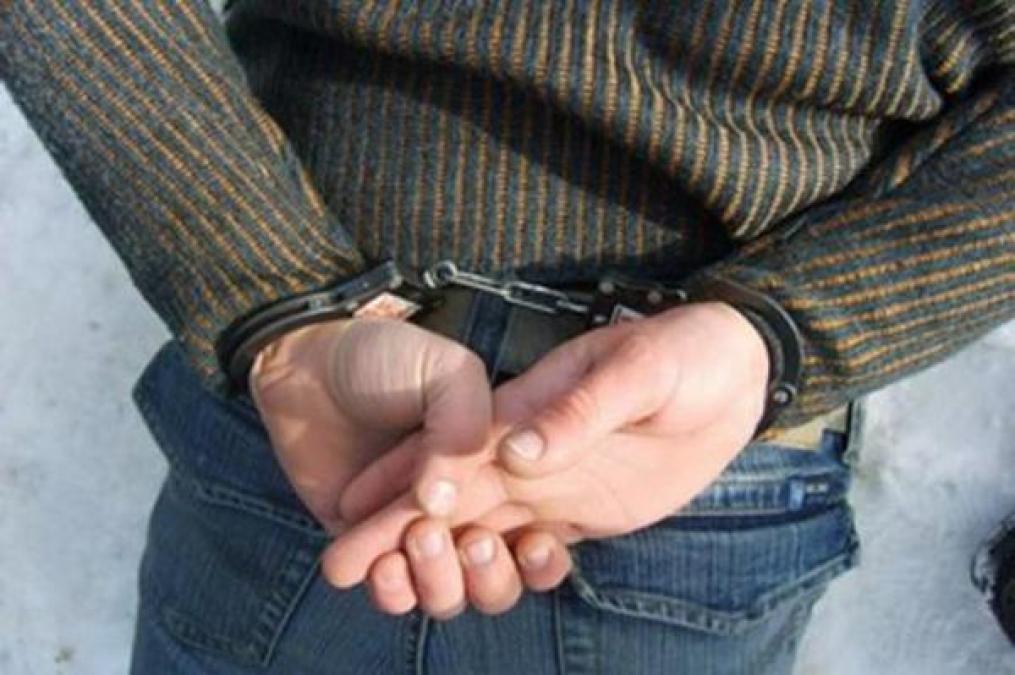 Осудили вора в магазинах, куда он попадал, отжав двери