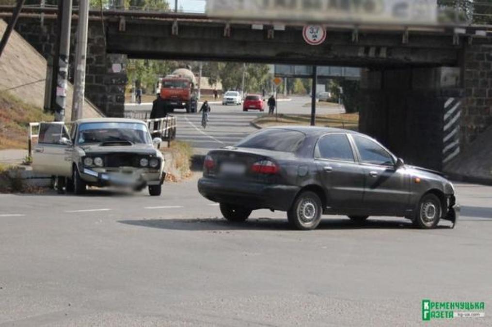 В центре Кременчуга «лоб в лоб» столкнулись два авто