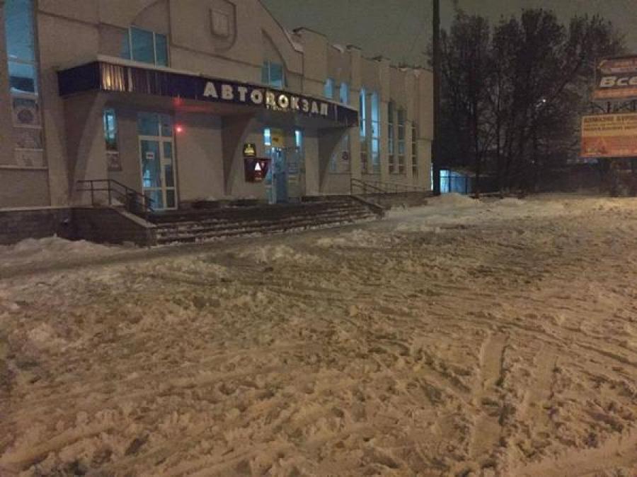 Лицо Кременчуга: городской автовокзал засыпанный снегом