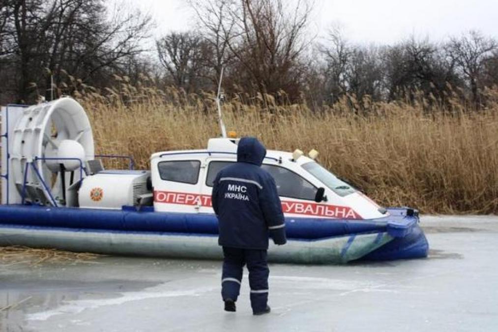 В Кременчугском море со льдины снова сняли рыбаков