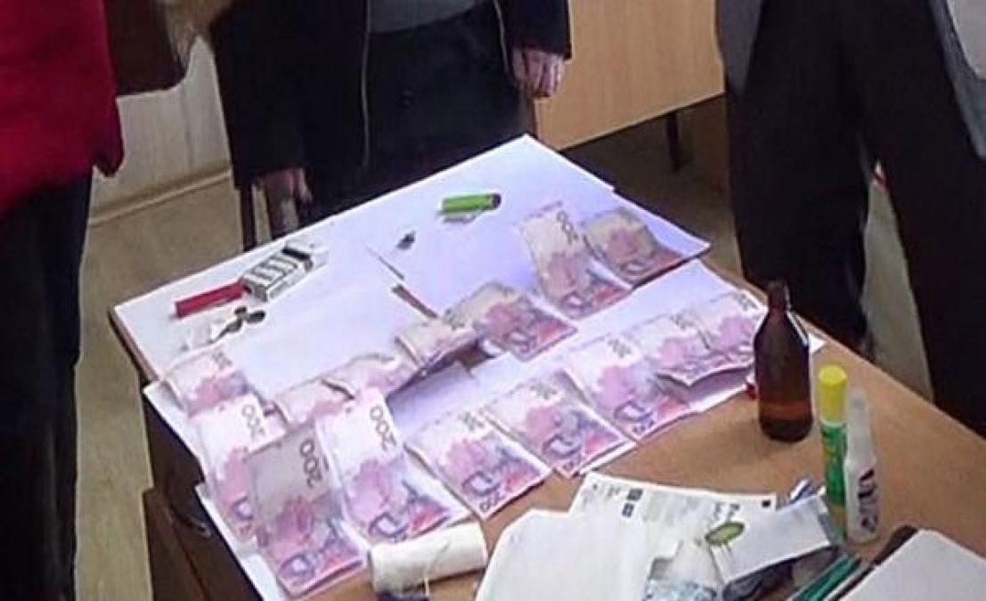На Полтавщине задержали врача во время получения взятки