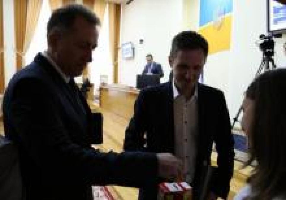 В Кременчуге на сессии больше 4 тысяч гривень депутаты сдали на благотворительность