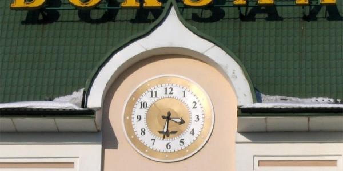 Время отправления и прибытия поездов с 29 марта указаны с учетом перехода на летнее время