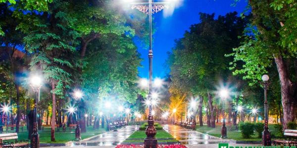 В сквере Олега Бабаева вся задержка в фонарных столбах