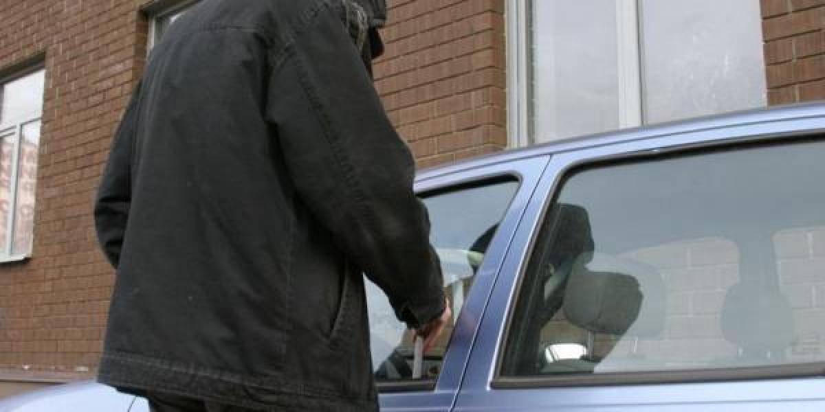 В Кременчуге воры смогли украсть вещи из авто без взлома