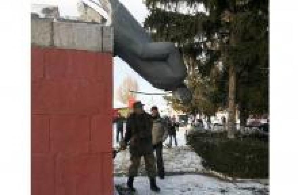 В Песчаном 1 января свалили памятник Ленину