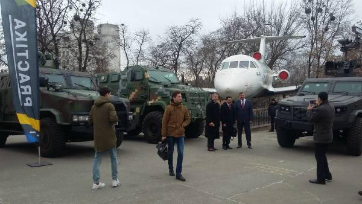 «КрАЗ» презентовал военным атташе бронированную технику