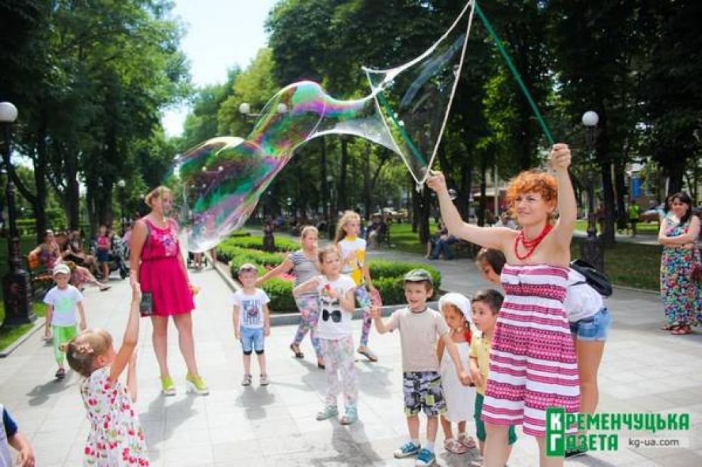 Гості IV Фестивалю дворових ігор зможуть пограти із представниками заходу у м’яча, «резиночки», «класики», «настільні ігри».