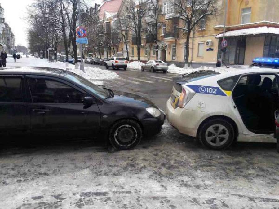 В центре Кременчуга водитель Mitsubishi «догнал» полицейский Prius