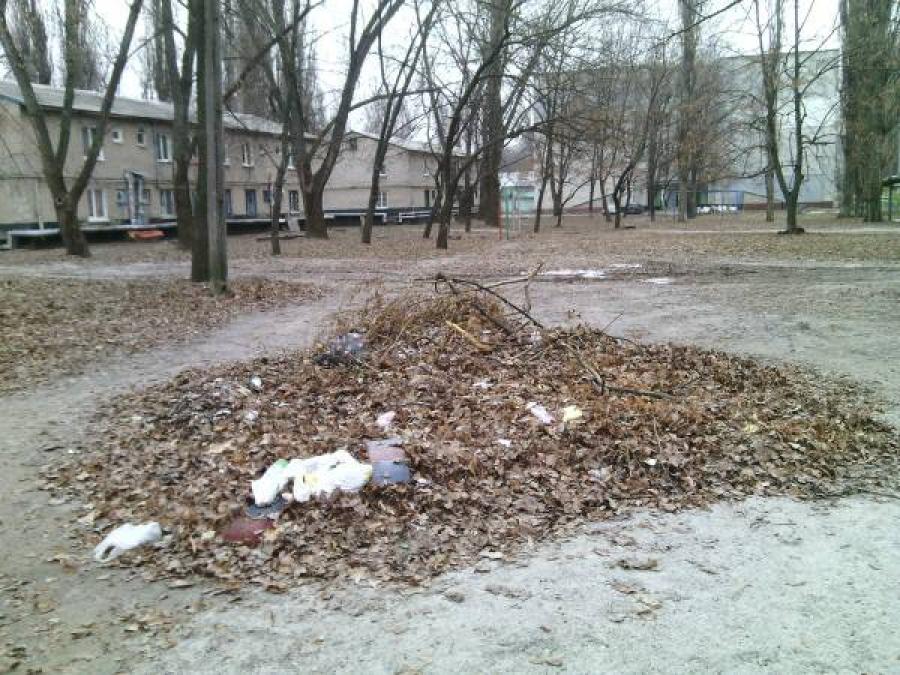 На Молодежном кучи с листьями превращаются в бытовую свалку