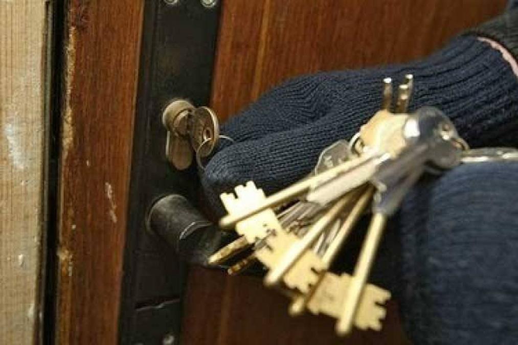 Невідомі підібрали ключ та викрали 4 тис. грн.