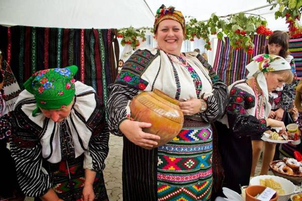 Зараз у селищі триває гончарський фестиваль, а з 26 червня там відбудеться шість наступних фестивальних заходів.