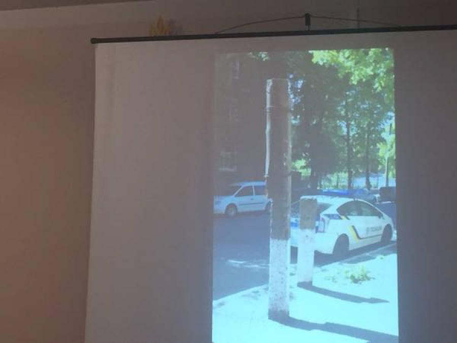 В центре Кременчуга коммунальщики столбы срубили и, наверное, ждут, что они вырастут