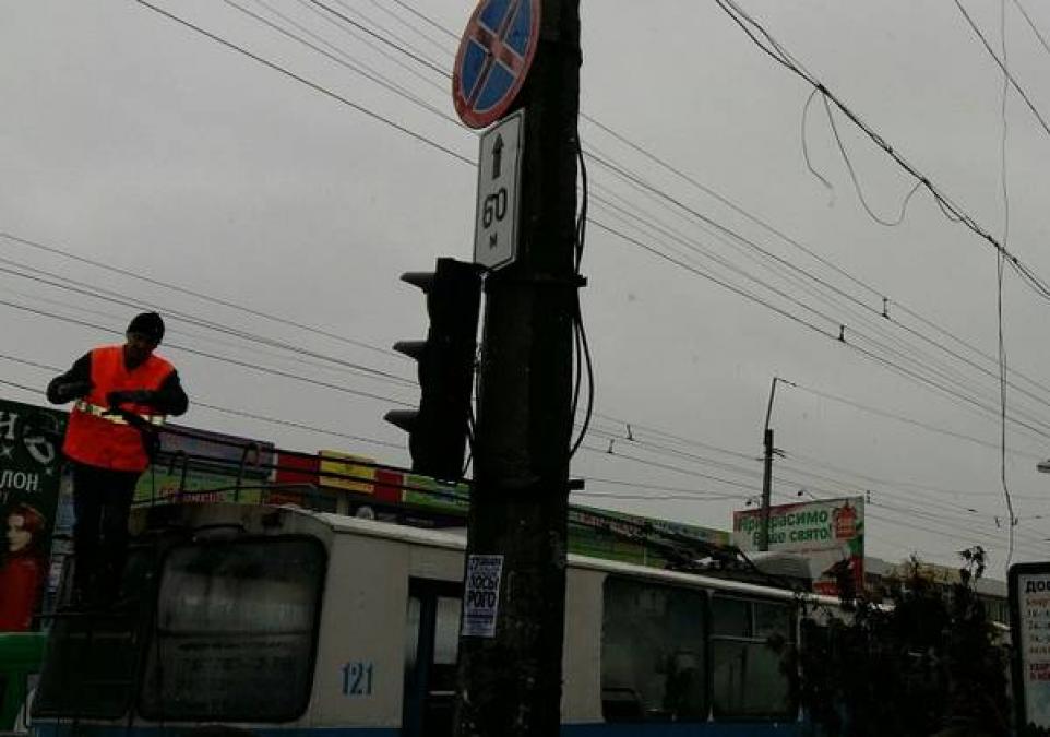 Троллейбус застрял на перекррестке