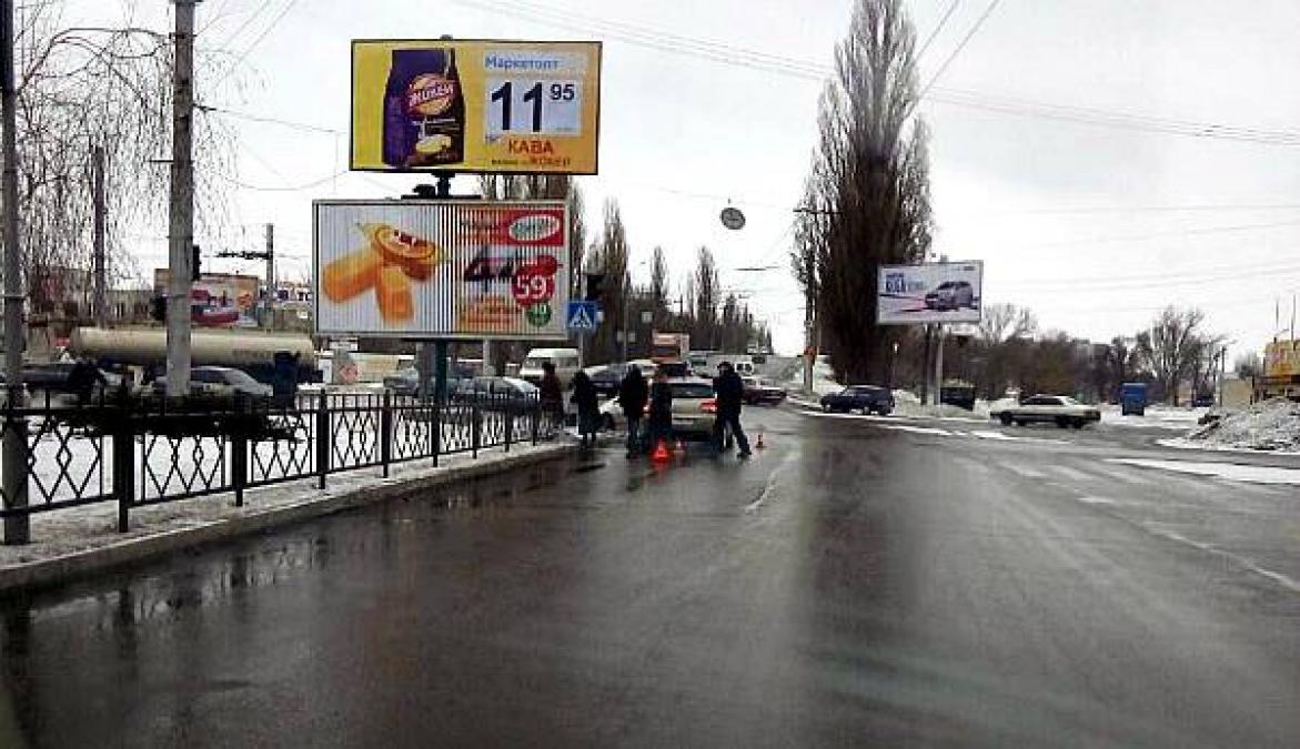 По проспекту Свободы – в районе кафе «Сказка» Citroen сбил женщину 
