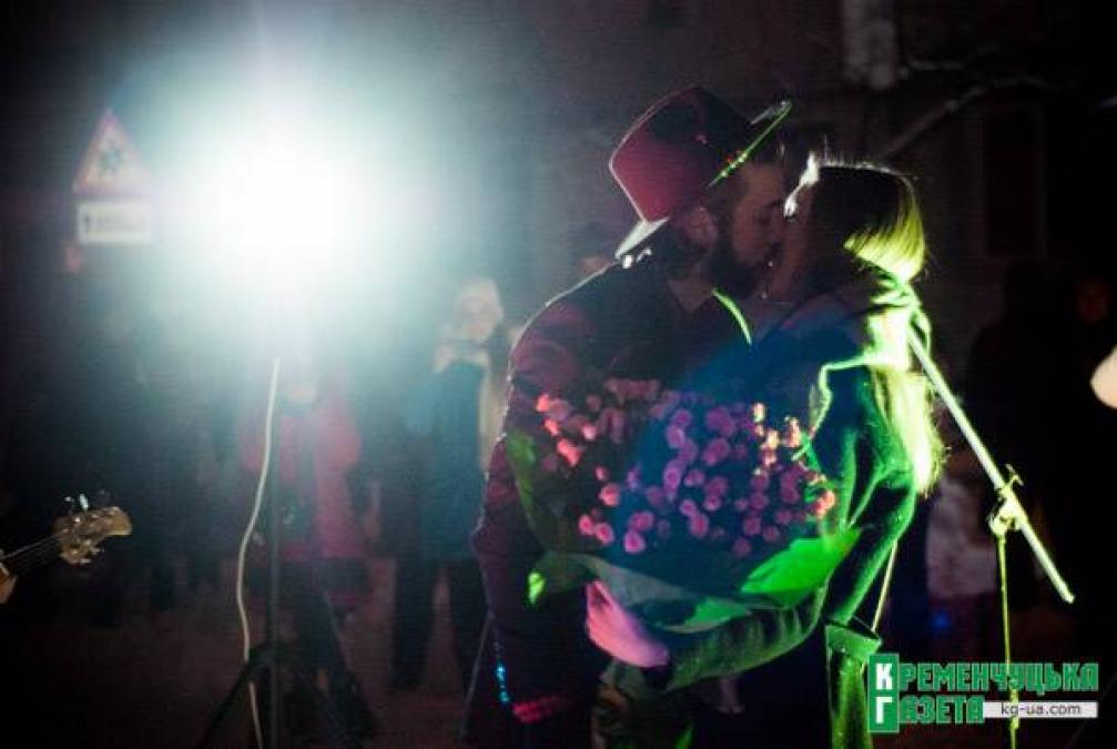 Серенада Веронике – влюбленный студент в Кременчуге спел под балконом невесты