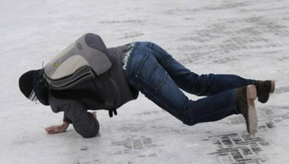 Пятеро людей в Кременчуге получили травмы на скользкой дороге