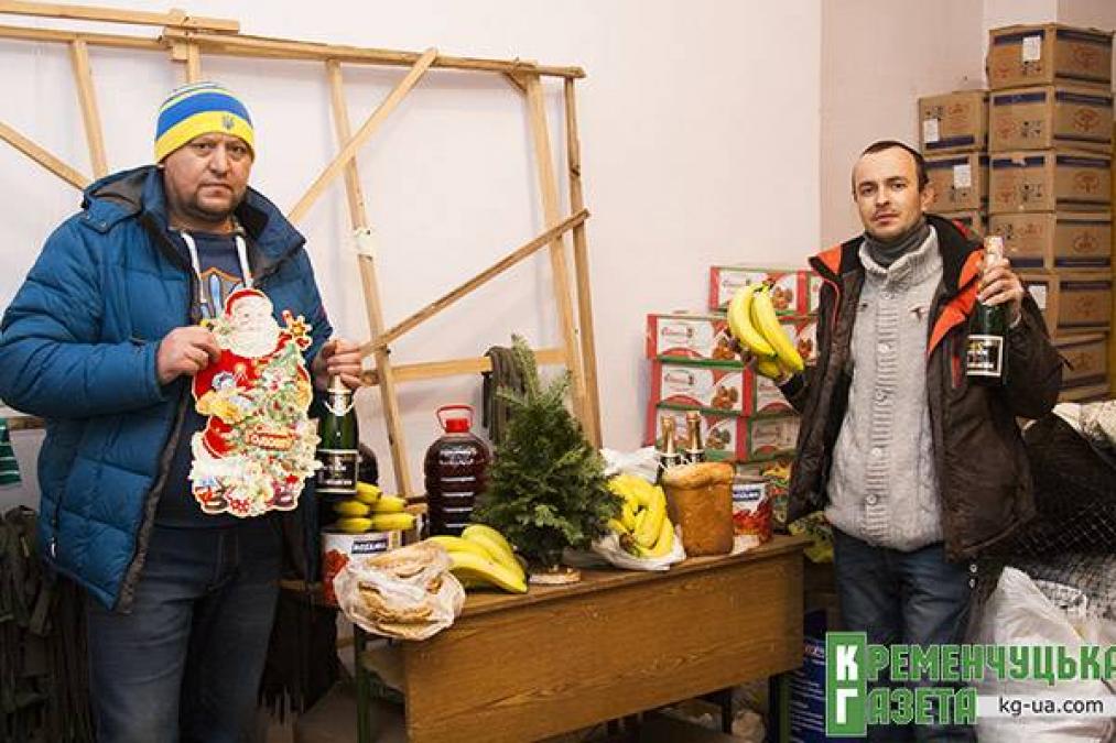Слева направо: Леонид Харченко и Владимир Калантаевский готовят к отправке в АТО новогодние подарки