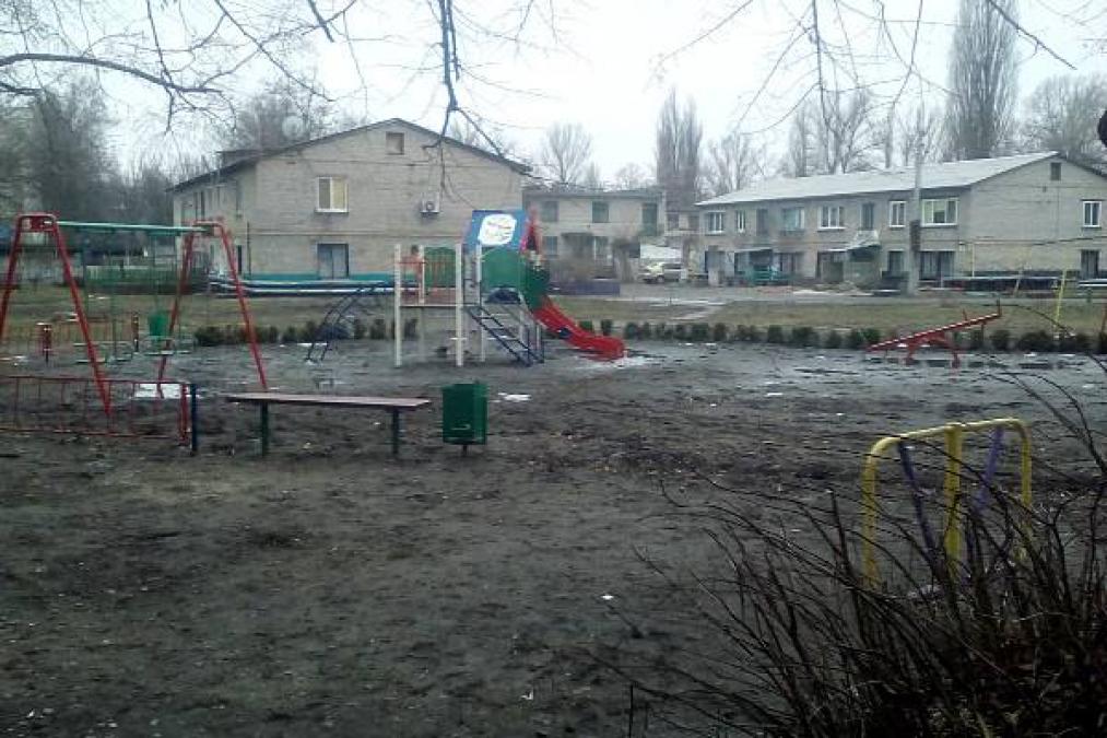 В Кременчуге к новым детским площадкам добраться нелегко – мешают старые