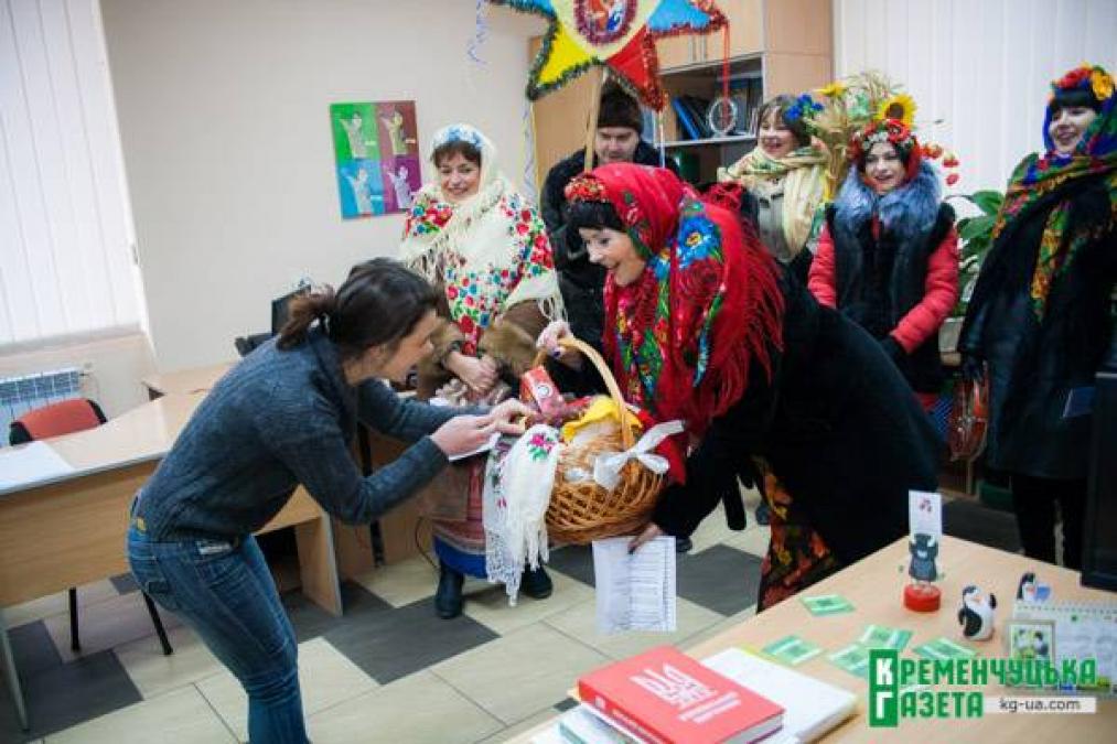 В редакцию Кременчугской газеты заглянули колядники с вертепом