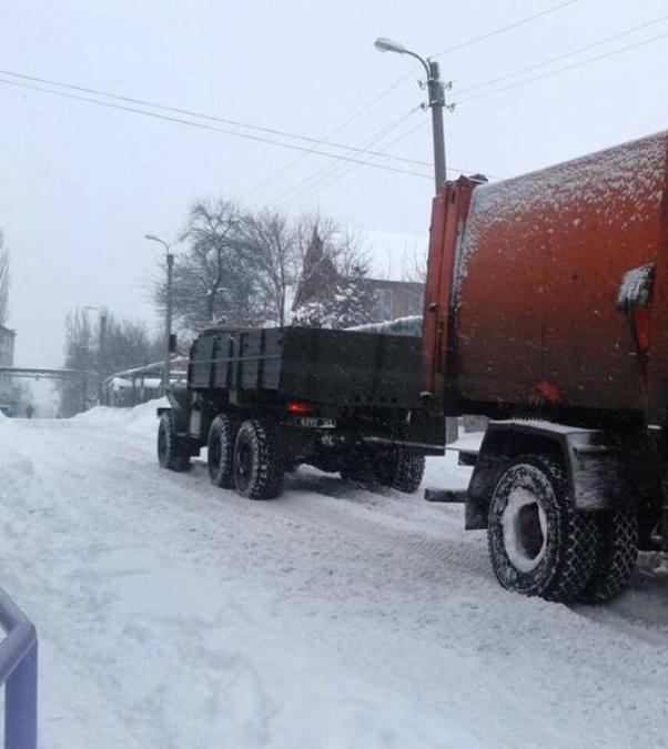 В Кременчуге спасатели откапывают грузовики 