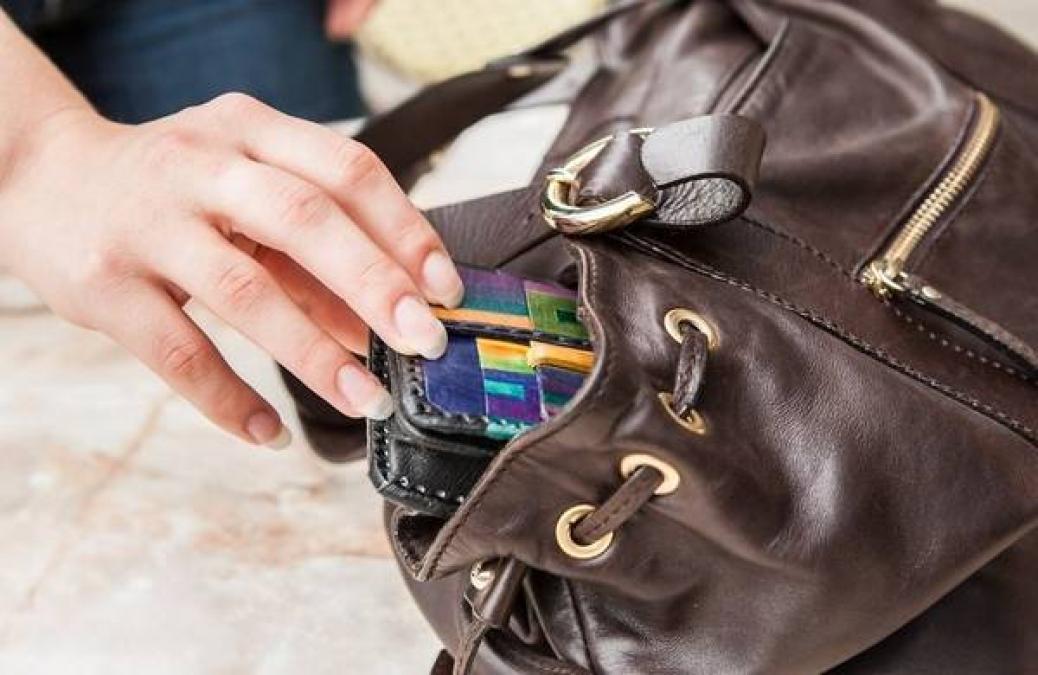 В кременчугской маршрутке своровали Iphone 5, из рук женщины вырвали телефон