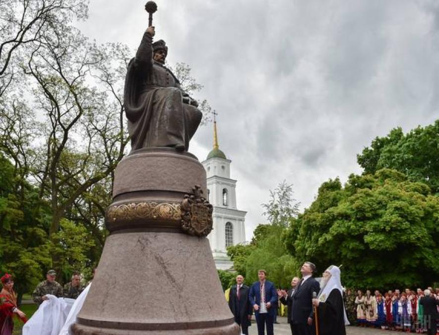 «Уже почти год как в Полтаве установлен памятник великому украинскому гетьману Ивану Мазепе на Соборной площади, но вопрос с балансодержателем до сих пор не решен»