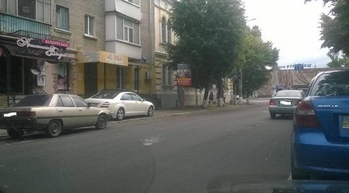 В Кременчуге Mercedes перекрыл тротуар