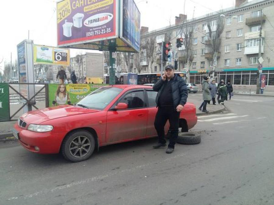 В центре Кременчуга Daewoo «потеряла» колесо