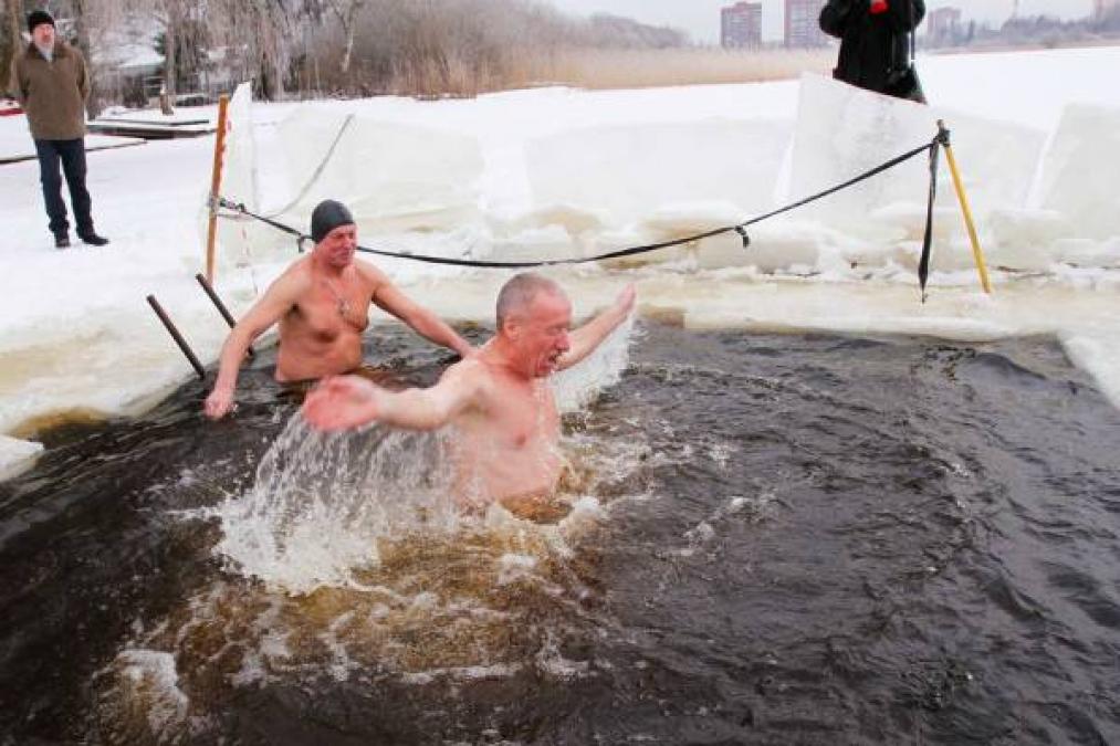 Бодрящее купание или здоровый образ жизни: философия моржей 