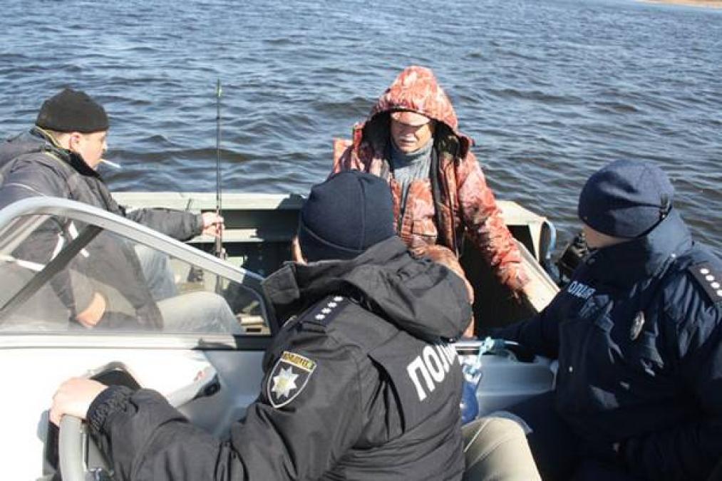 На водохранилище под Кременчугом перед нерестом погоняли рыбаков