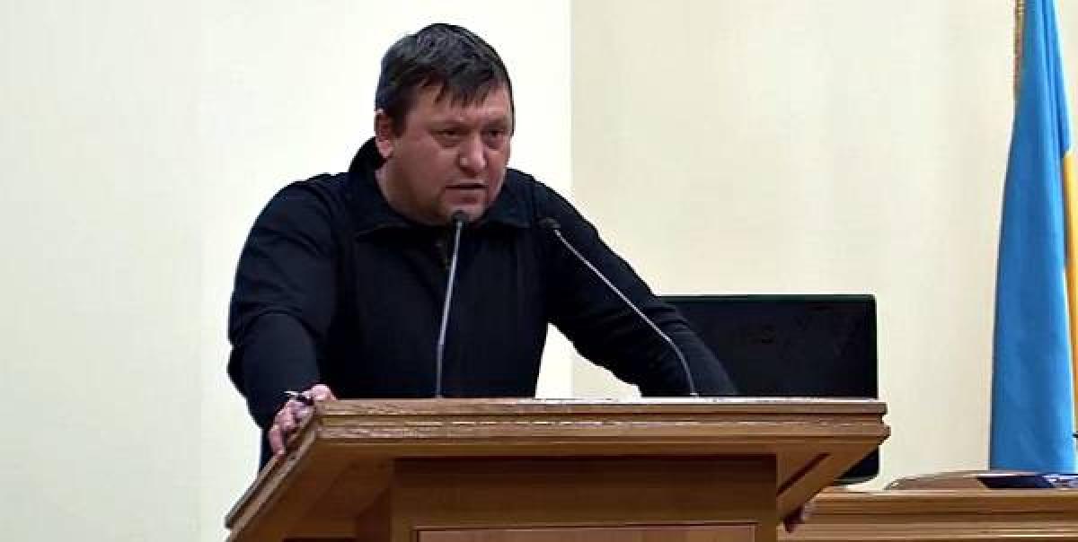 Активист Харченко - членам Молодежного парламента: «Лучше б тротуары почистили, чем в карты играть»