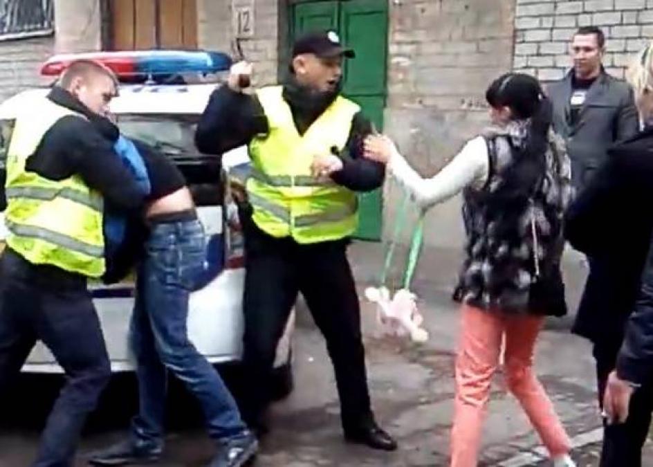 На Молодежном патрульные при задержании устроили «махач» с женщинами
