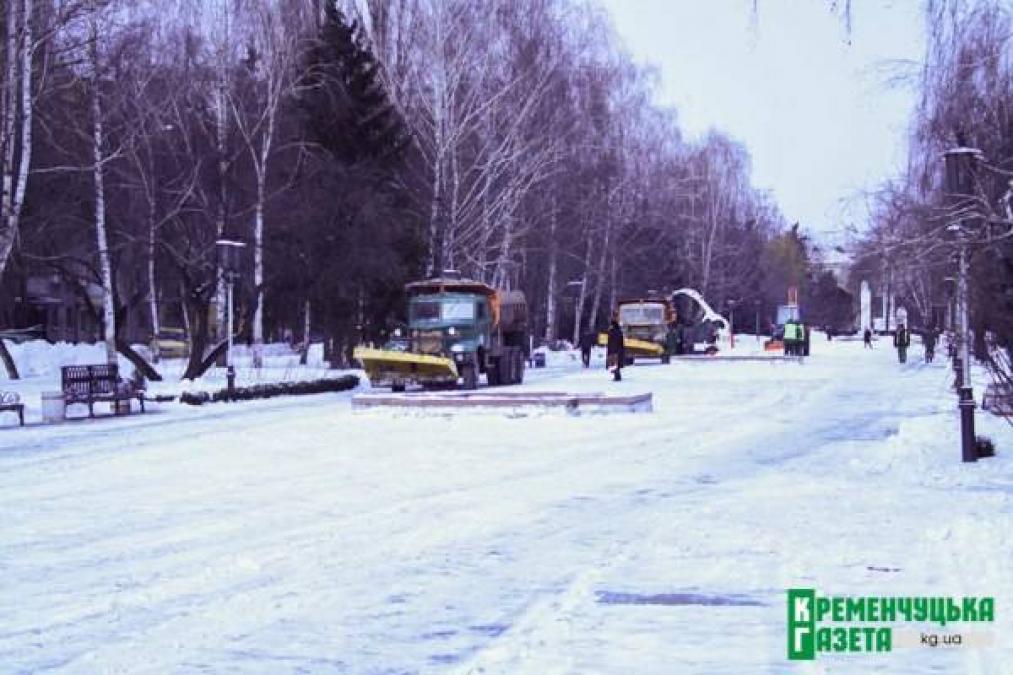 С утра коммунальщики вывозят снег с бульвара Пушкина