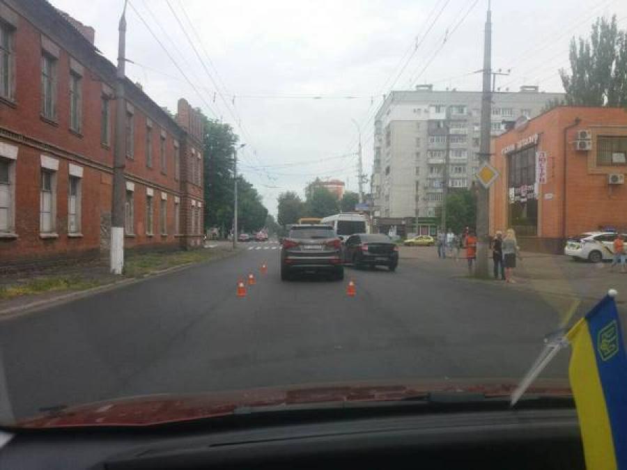 Движение в сторону центра затруднено. 