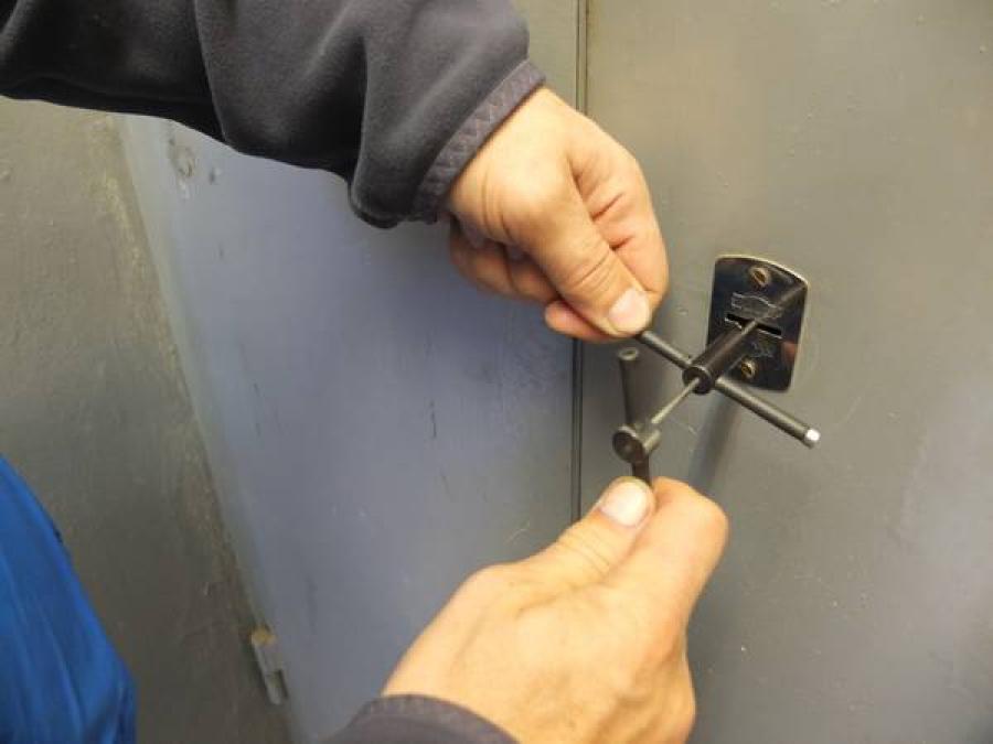 Работники служб 101 и 102 вскрывали двери и лезли через окно
