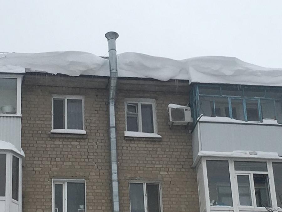 Увага! У Кременчуці з дахів звисають снігові лавини