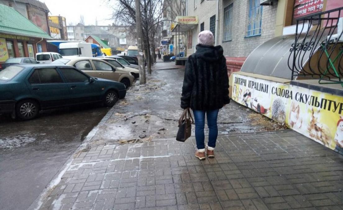В Кременчуге гололед: дороги еще, куда ни шло, а тротуары – зона повышенного риска