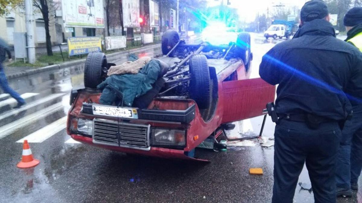 У центрі Кременчука перекинувся автомобіль ВАЗ: є постраждалий