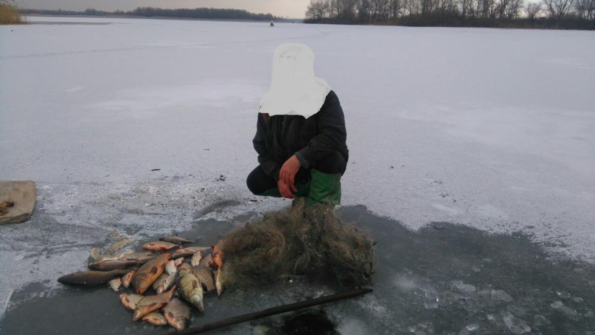 Кременчуцькі водні поліцейські затримали браконьєра, що сітками натягав майже 30 кг риби