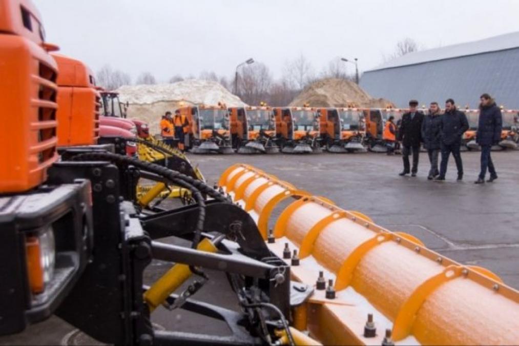 Кличко оглянув кременчуцькі вантажівки, які прибиратимуть Київ