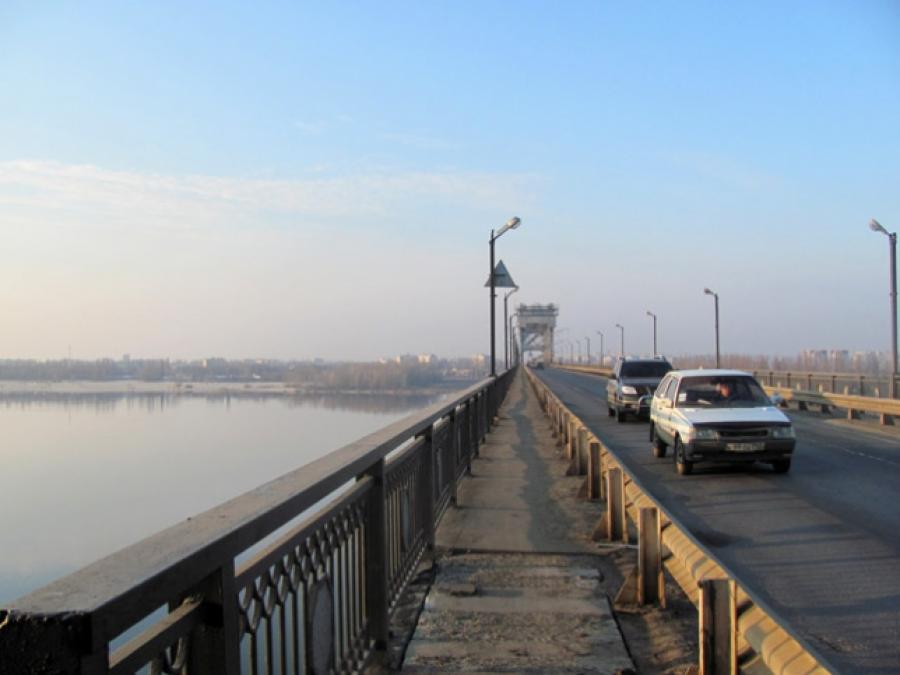 Рух на Крюківському мосту цієї ночі обмежать