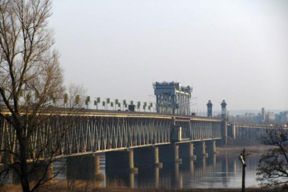 Сьогодні у Кременчуці обмежено рух Крюківським мостом